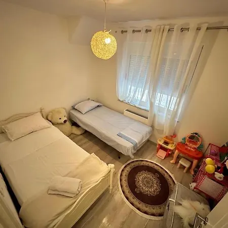 Cozy Two-bedroom Lägenhet